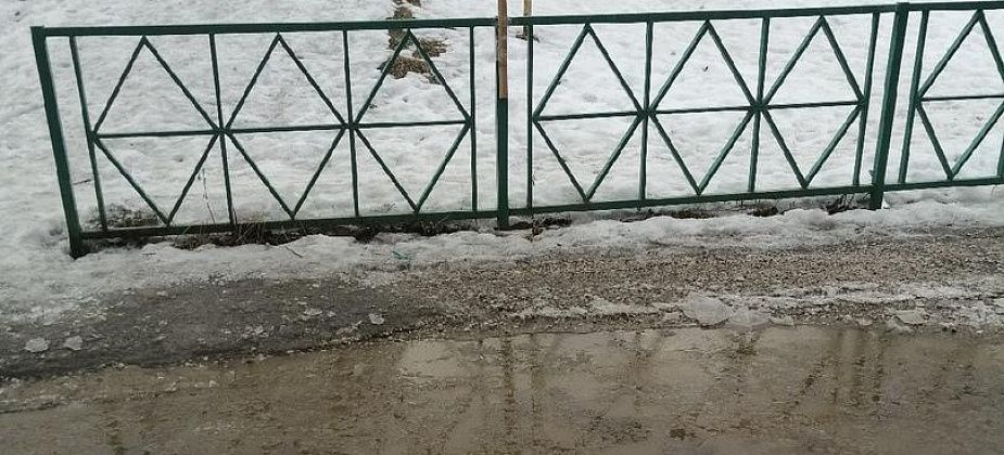 Лужа и табличка исчезли, а двор еще в феврале был включен в программу "Комфортная среда"