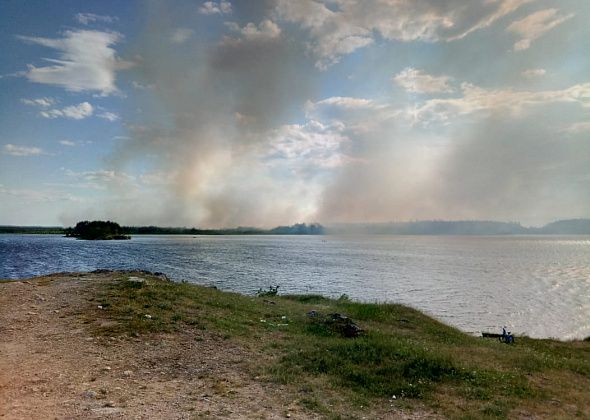 Пожар в районе Колонгинского водохранилища потушили за сутки. Но дым еще виден