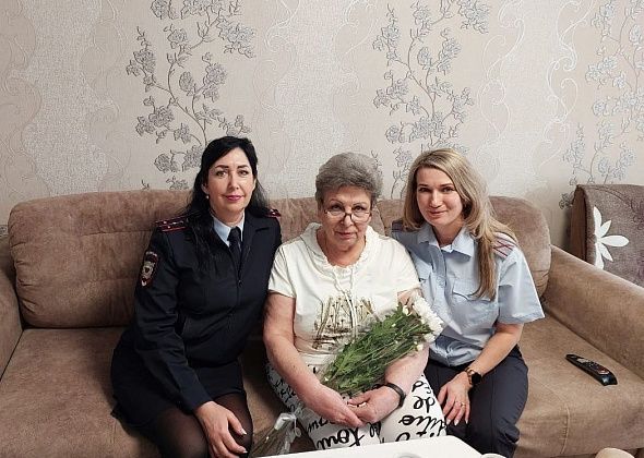 В рамках акции «8 марта – в каждый дом» полицейские поздравили ветеранов ОВД и семьи погибших коллег
