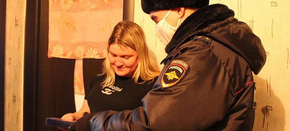 Во время акции «8 Марта - В каждый дом» сотрудники полиции Североуральска посетили многодетные семьи