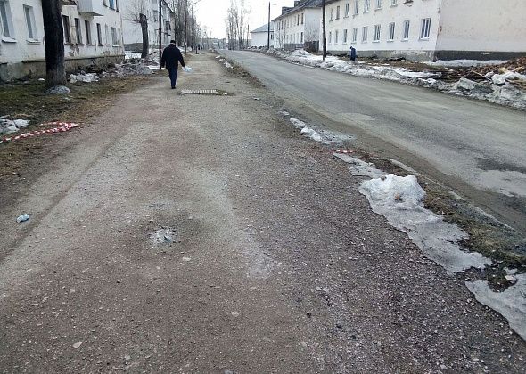 Черемуховцы жалуются: у больницы тротуара нет совсем, а дальше - ямы и колдбины