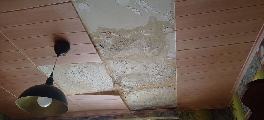 На Комсомольской, 22 заливает квартиру на пятом этаже, вода вот-вот выйдет в коридор
