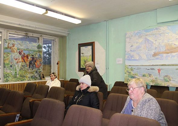 Замены окон в муниципальной квартире ждут шестой год. Стекла заклеены скотчем