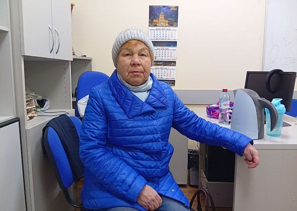 Жительница Кальи благодарит Антона Фоменко за подаренную швейную машину