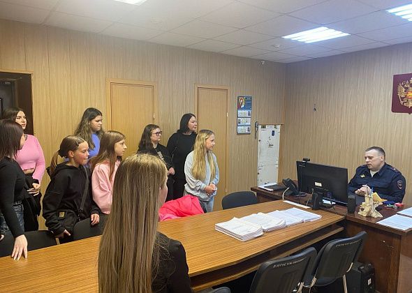 Волонтеры молодежно-подросткового клуба «Факел» посетили ОМВД России «Североуральский»