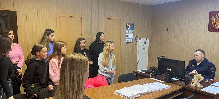 Волонтеры молодежно-подросткового клуба «Факел» посетили ОМВД России «Североуральский»