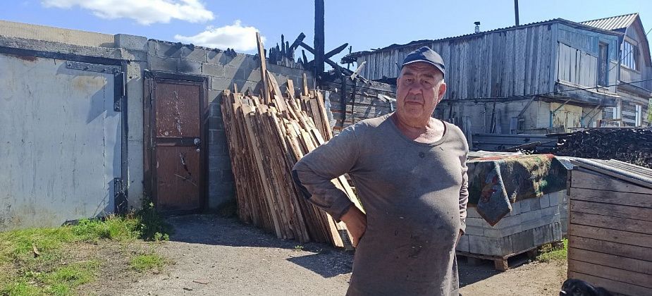 Погорельцы переоборудуют гараж под жилую комнату – при помощи благотворителей. «Стену приподнял, крышу перекрываю»