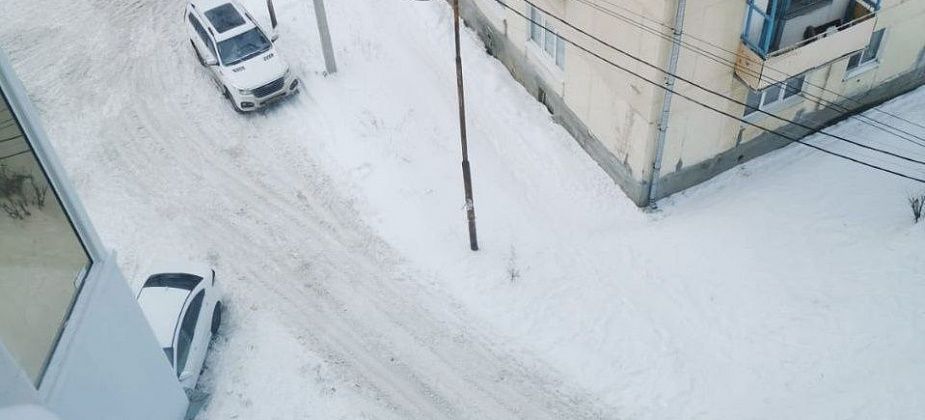Во дворе 9-этажки "Мицубиси" въехала в припаркованную машину - из-за глубоченной колеи 