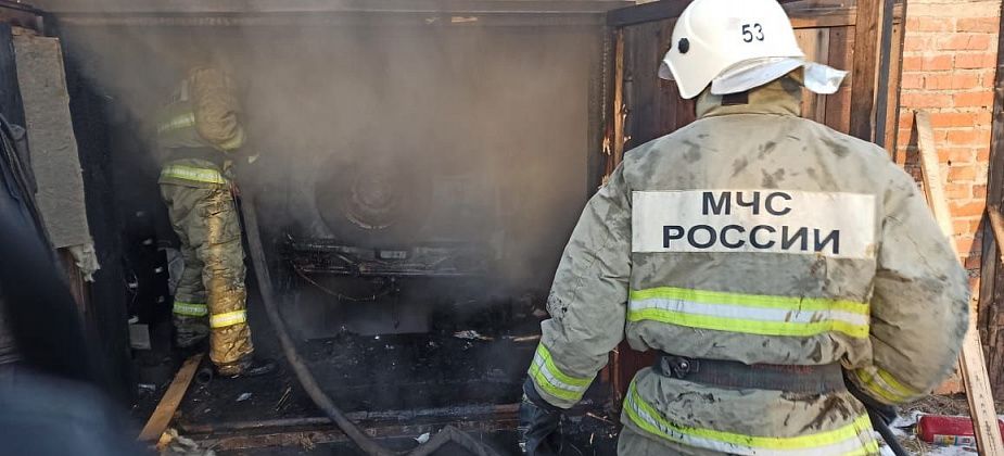 При пожаре в гараже сгорел автомобиль