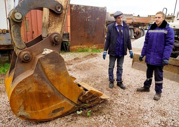 Два раза в сезон экскаваторщики автотракторного цеха чистят бетонированные каналы от мусора