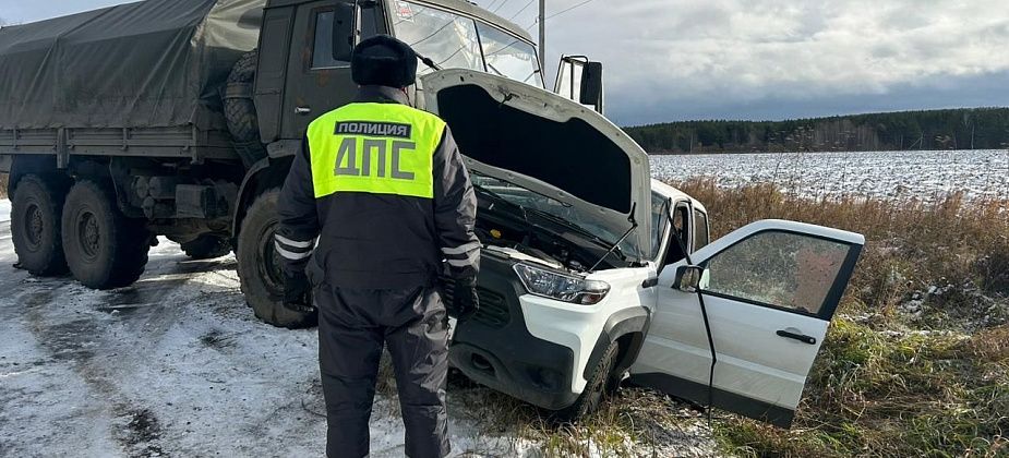 В первые сутки снегопада в Свердловской области случилось 126 ДТП. Один человек погиб, еще 15 ранены