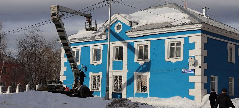 Администрация предупреждает: сходящий с крыш снег опасен