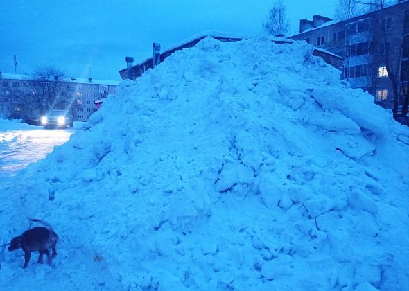 Во дворе на Ленина, 27 нагребли огромные снежные кучи. Жители жалуются, что завалили проходы