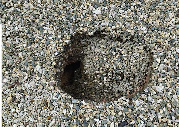 Причину провала во дворе по Свердлова, 3, выяснили — под бетонными плитами в земле была пустота. Засыпали