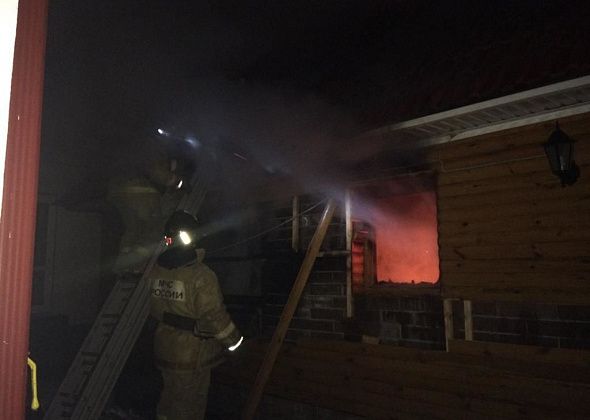 13 апреля горел частный дом на улице Октябрьской. Пожар потушили за 1,5 часа