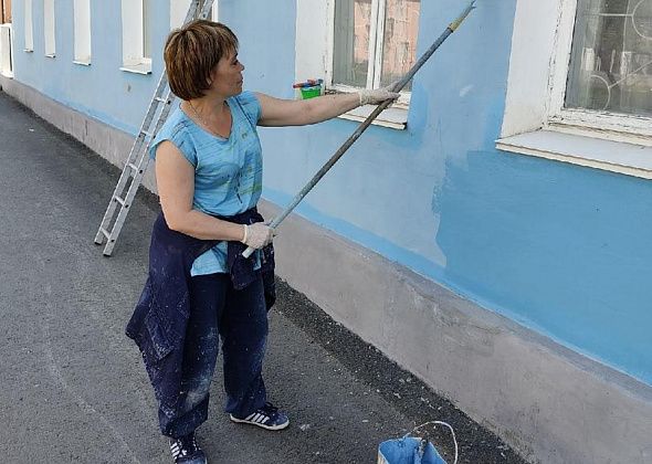 Дома по Молодежной покрывают свежей краской: нужно закрасить исписанные стены
