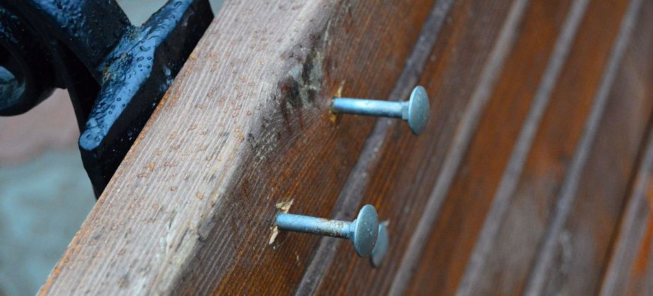 Подростки портят скамейки на Аллее славы. Хорошо бы установить видеонаблюдение и патрулировать