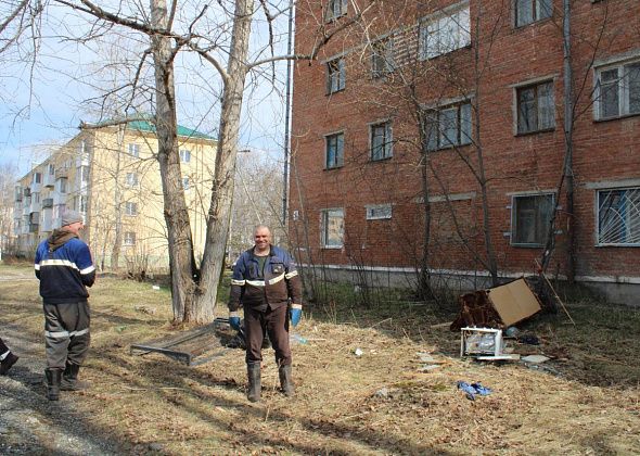 Верхние этажи "аварийного" общежития освободили для вахтовиков СУБРа. Мебель и утварь - в окно