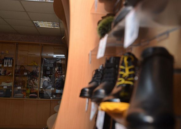 Продавец обувного магазина: “Ценники не успеваем менять!”