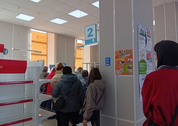 На почте - каменный век. Извещения не носят, интернета нет, потому что пробки выбило