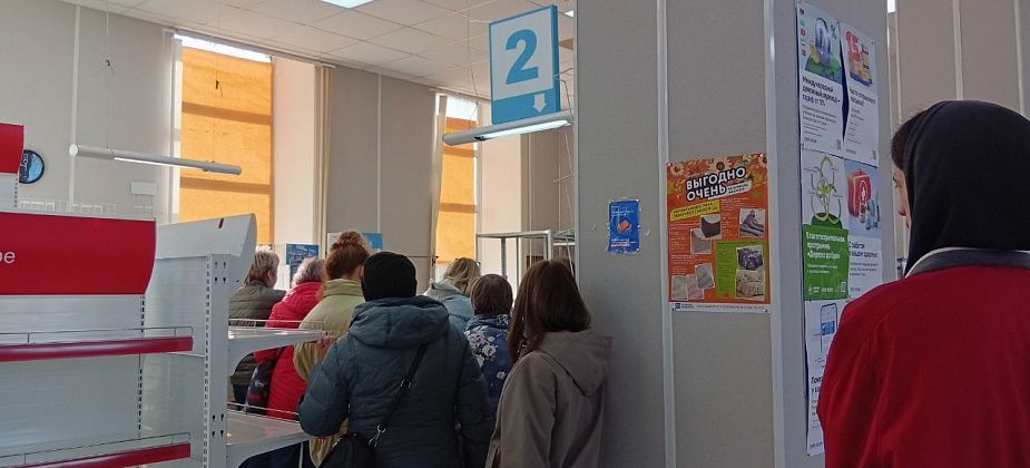 На почте - каменный век. Извещения не носят, интернета нет, потому что пробки выбило