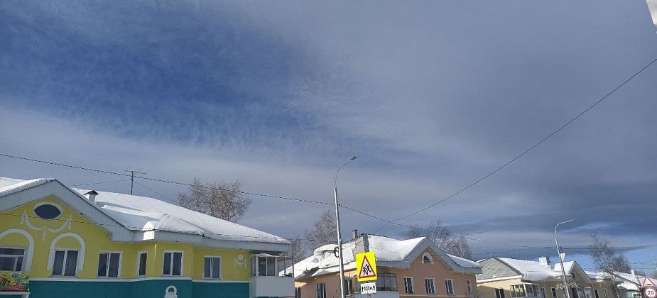 Жительница четвертого этажа слила 30 литров воды с натяжного потолка. А что на пятом творится?