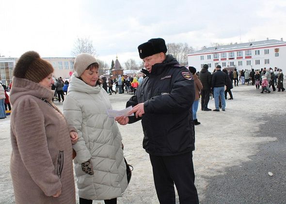 Полицейские провели разъяснительные беседы по профилактике мошенничества во время Масленицы 