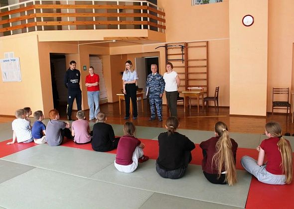 В Североуральске полицейские и общественники провели встречу с детьми в лагере спортшколы