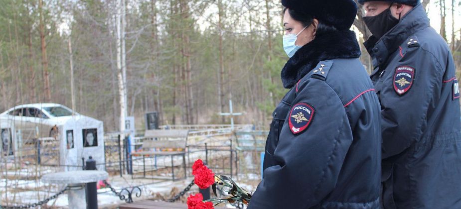 Коллеги из полиции навестили могилы погибших при исполнении Михаила Паршукова, Владимира Гагарина и Натальи Захаровой