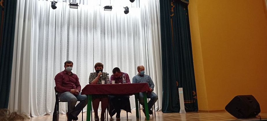 Встреча депутатов и черемуховцев переросла в бурные дебаты. Председатель Думы вопросы записала и пообещала "все порешать"