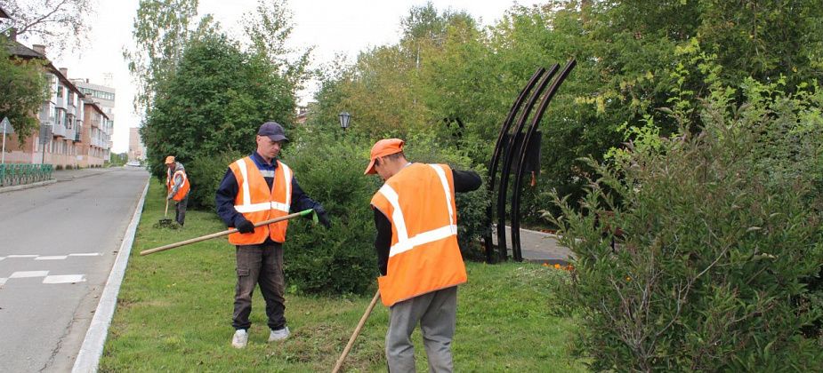Дорожные рабочие “Службы заказчика” приводят в порядок памятные знаки Североуральска