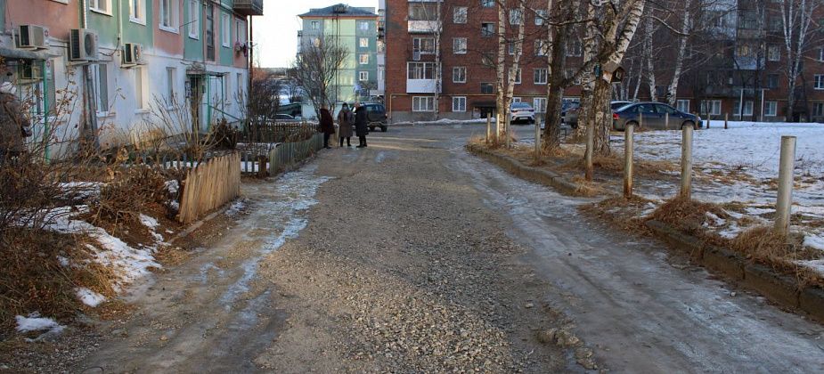 На бульваре темень, скользко, двор разбит, за тепло переплачиваем. Куда звонить?