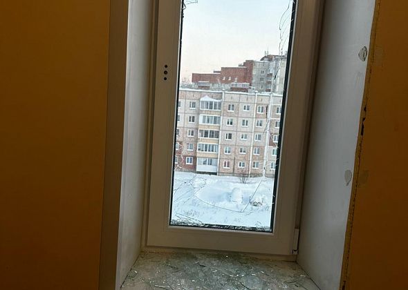 Ночью 2 января в девятиэтажке для сирот разбили окна в подъезде. Жильцы боятся, что дом разморозится