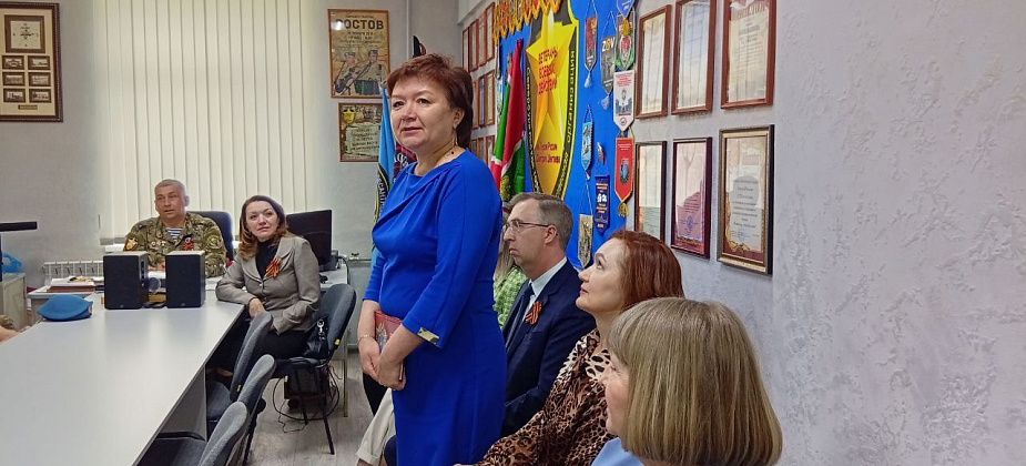 Ирина Ощепкова: "Работники Управления образования дежурят у памятников на добровольной основе"