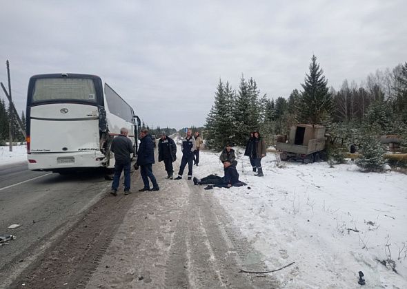 26 апреля утром - ДТП у Третьего Северного. “КамАЗ” врезался в автобус сзади, пассажиров не было