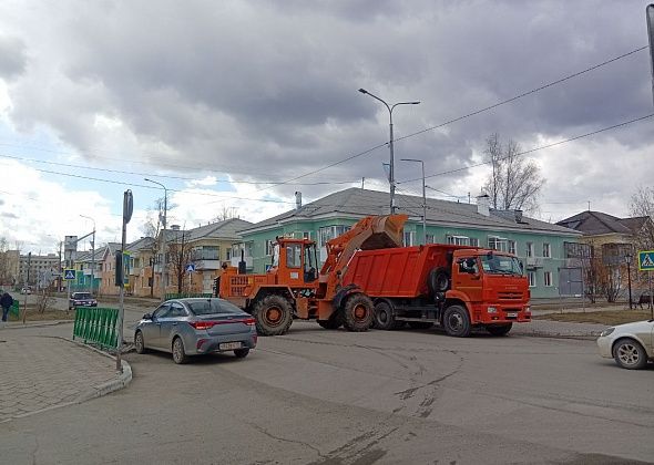 Дорожные рабочие “Службы заказчика” наводят чистоту на Белинского. Субботников пока нет