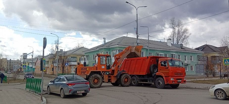 Дорожные рабочие “Службы заказчика” наводят чистоту на Белинского. Субботников пока нет