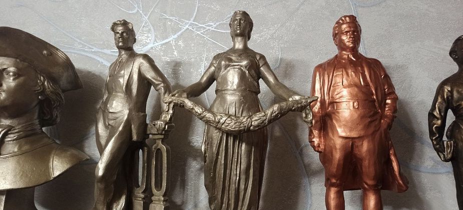 В коллекции Константина Рукавишникова теперь есть “Мать Родина” и керосиновый  шахтерский фонарь