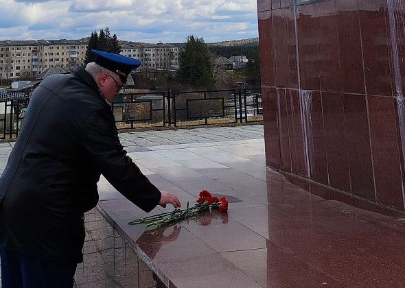 Сотрудники североуральской прокуратуры возложили цветы к монументу “Слава героям фронта и тыла”